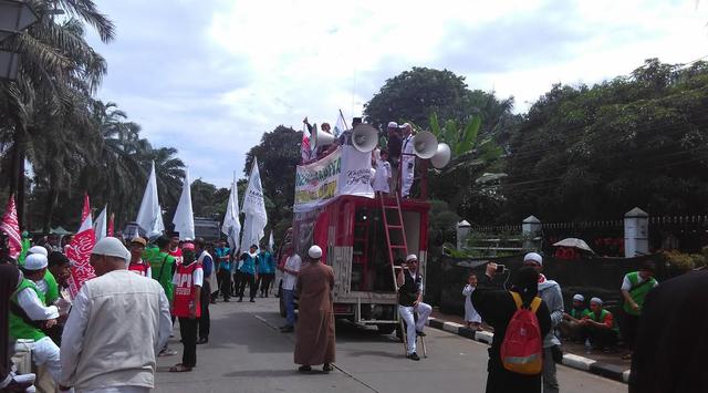 Tatkala Sidang Ahok Diramaikan Pedagang Kaki Lima